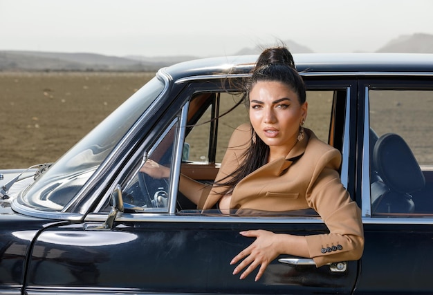 Portret van een jonge dame die door het raam van auto39s kijkt Foto van hoge kwaliteit