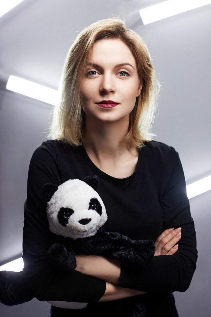 Foto portret van een jonge de pandaknuffel van de vrouwenholding
