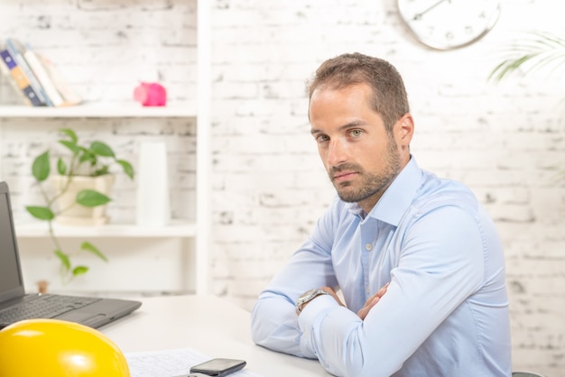 Portret van een jonge directeur in zijn kantoor