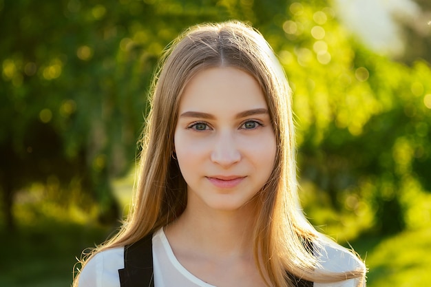 Portret van een jonge en mooie vrouw frisse huid en mooie ogen make-up