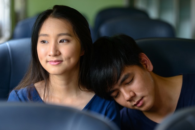 Portret van een jonge Filipijnse toeristenman en jonge Aziatische toeristenvrouw samen en verliefd bij het treinstation van Hua Lamphong