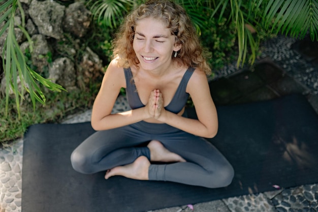 Foto portret van een jonge fitnessvrouw met een ok-teken geïsoleerd op een