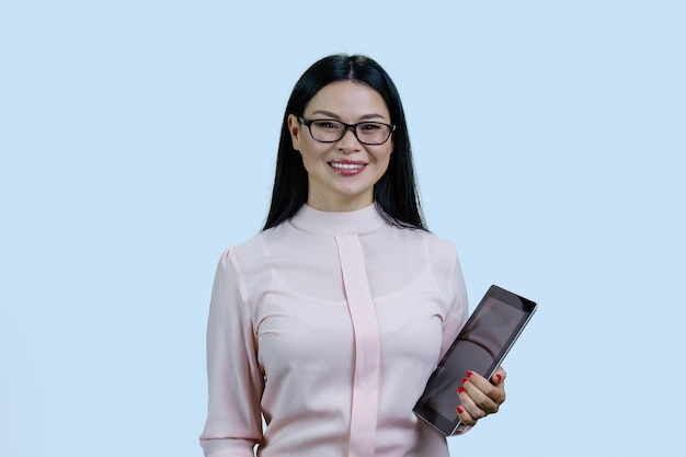 Portret van een jonge gelukkige Aziatische vrouw die in glazen tabletcomputer houdt