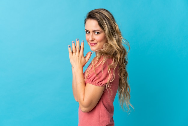 Portret van een jonge glimlachende vrouw