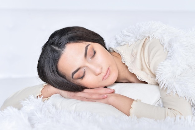 Portret van een jonge gorgeos-vrouw die in bed slaapt