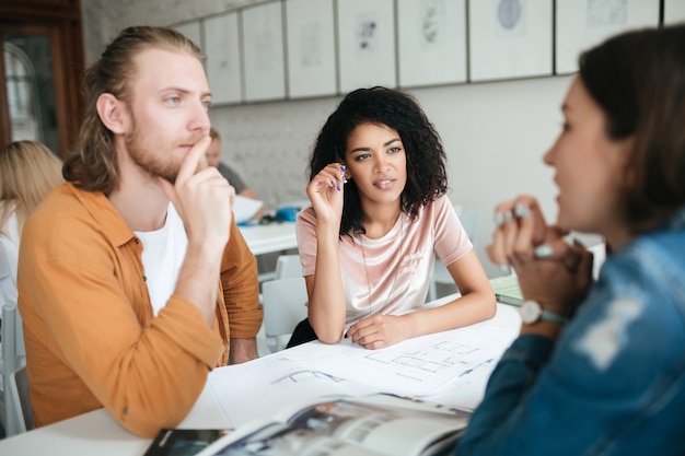 Portret van een jonge groep mensen die in bureau samenwerken