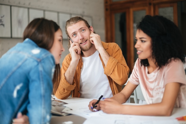 Portret van een jonge groep mensen die in bureau samenwerken