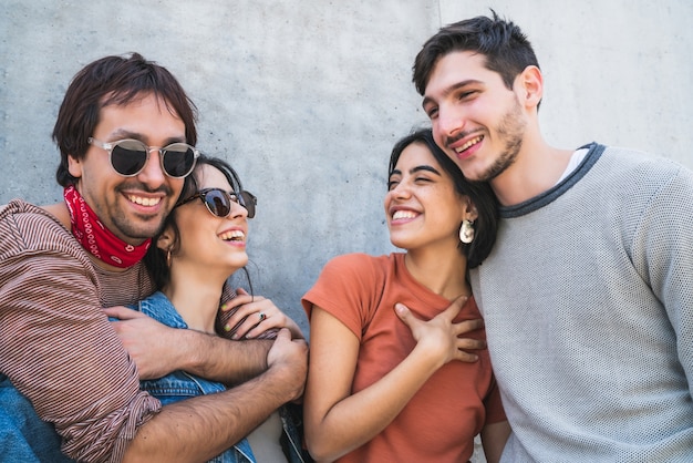 Portret van een jonge groep vrienden samen goede tijd doorbrengen en plezier buitenshuis. Levensstijl en vriendschapsconcept.