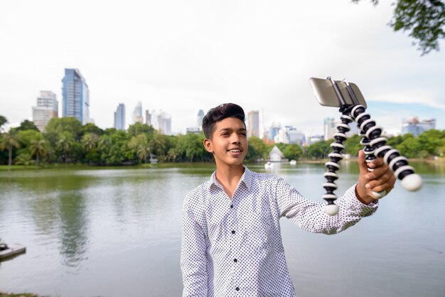 Portret van een jonge Indiase tiener ontspannen in het park