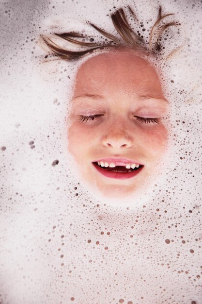 Foto portret van een jonge jongen die aan het bad is