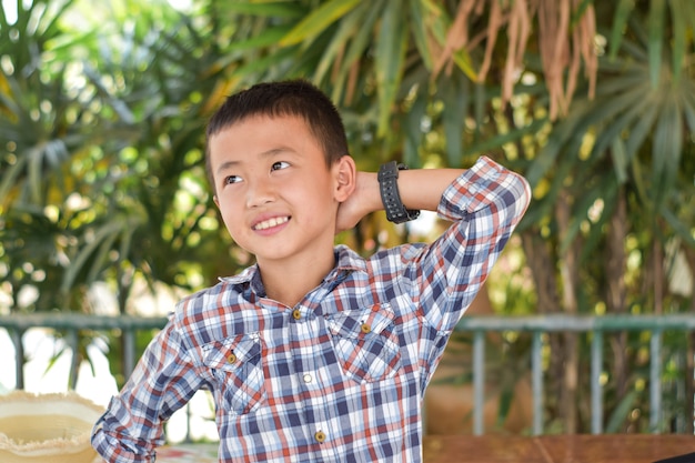 Portret van een jonge jongen in het park.