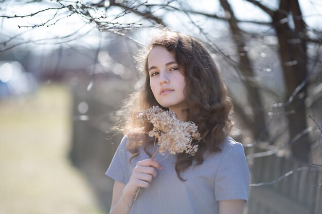 Portret van een jonge Kaukasische vrouw.