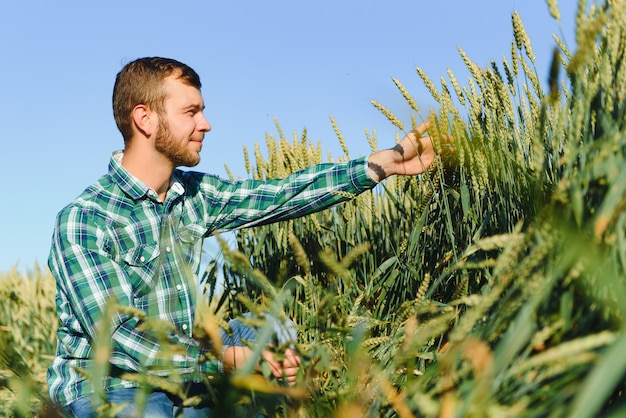 Portret van een jonge knappe bioloog of agronoom.