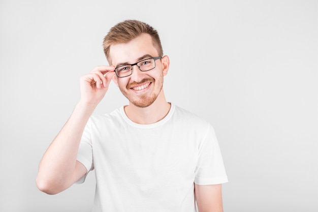 Portret van een jonge knappe man