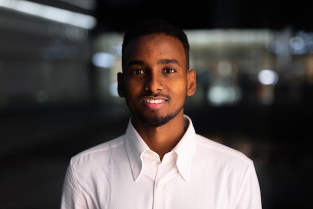 Portret van een jonge knappe stijlvolle zwarte man in de stad