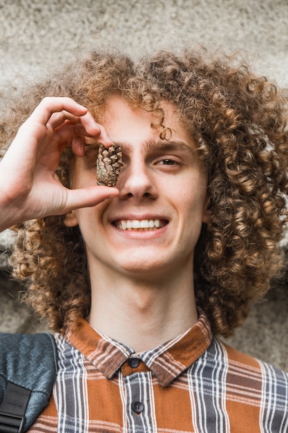 Portret van een jonge krullende haired kerel in een de zomerpark