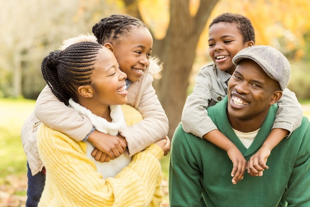 Portret van een jonge lachende familie in meeliften