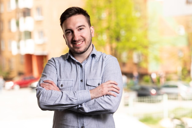 Portret van een jonge lachende man