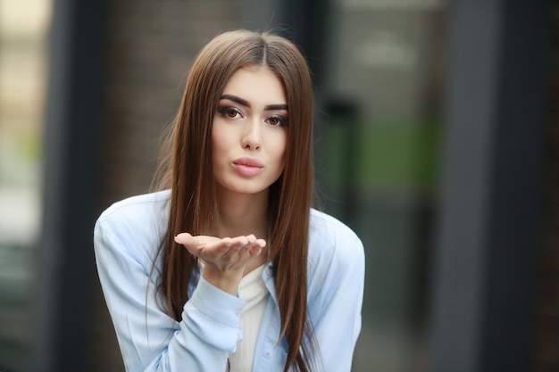 Portret van een jonge lachende mooie oosterse vrouw met lang donker haar.