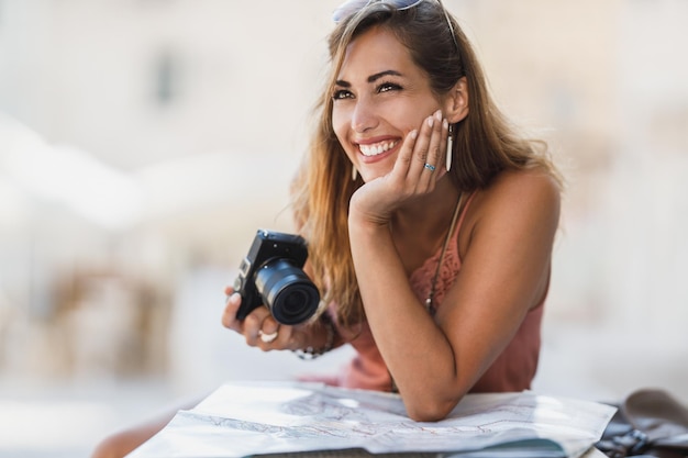 Portret van een jonge lachende vrouw die plezier heeft en geniet van de zomervakantie.