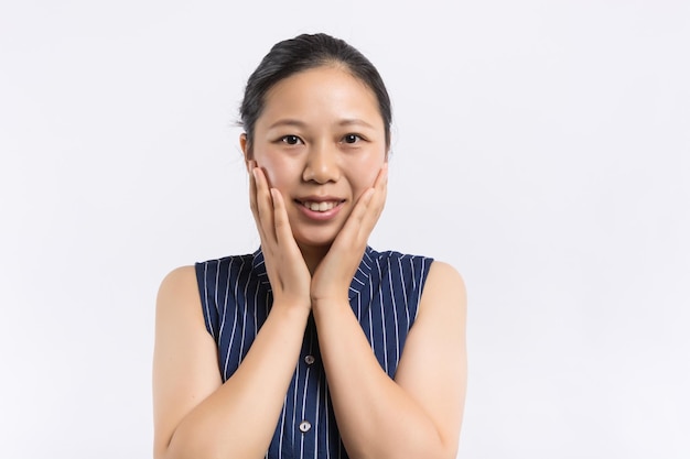 Portret van een jonge lachende vrouw