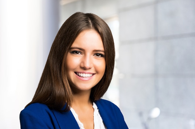 Portret van een jonge lachende vrouw