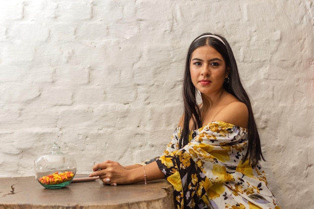 Portret van een jonge latijnse vrouw met lang zwart haar die terloops gekleed kijkt