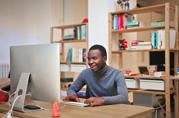 portret van een jonge man aan het werk op de computer in een kantoor