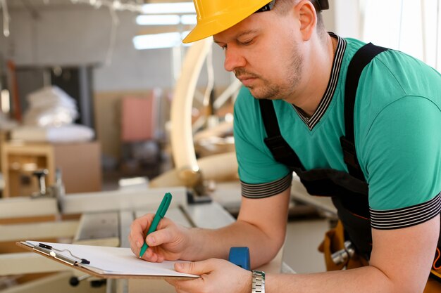 Portret van een jonge man aan het werk