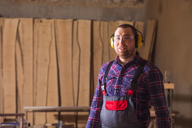 Foto portret van een jonge man die buiten staat