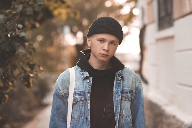 Foto portret van een jonge man die buiten staat