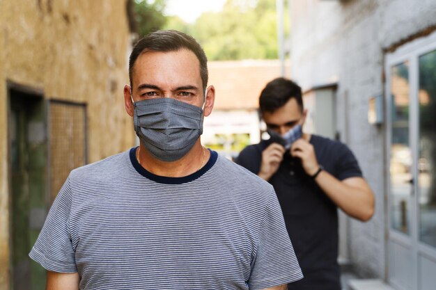 Portret van een jonge man die buiten staat