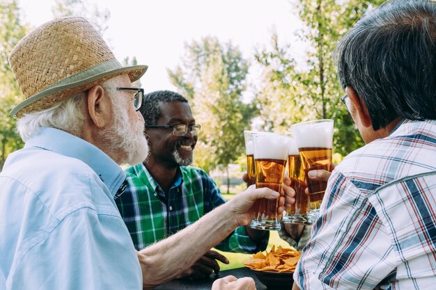 Foto portret van een jonge man die een glas drinkt