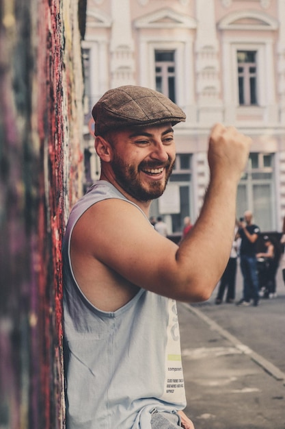 Foto portret van een jonge man die in de stad staat