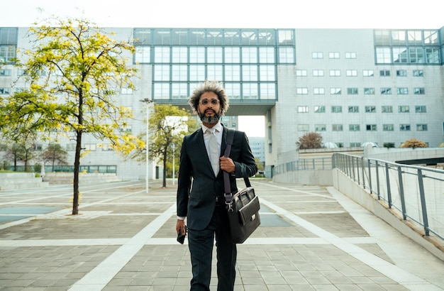 Portret van een jonge man die in de stad staat