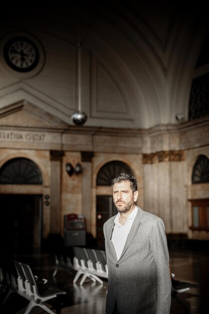 Foto portret van een jonge man die in een gebouw staat