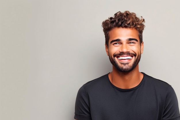 Portret van een jonge man die lacht op een grijze achtergrond