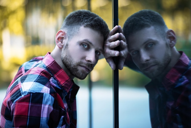 Foto portret van een jonge man die naar buiten kijkt