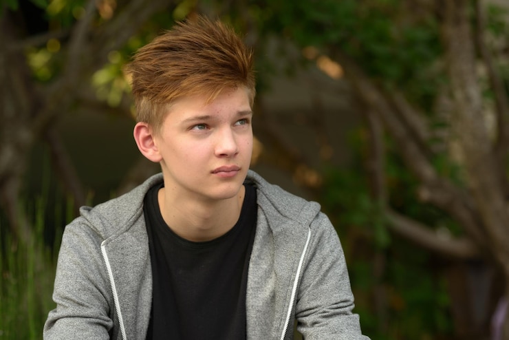 Foto portret van een jonge man die naar buiten kijkt