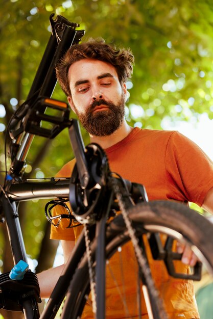 Foto portret van een jonge man die op een fiets rijdt