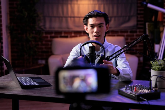 Foto portret van een jonge man die op tafel zit