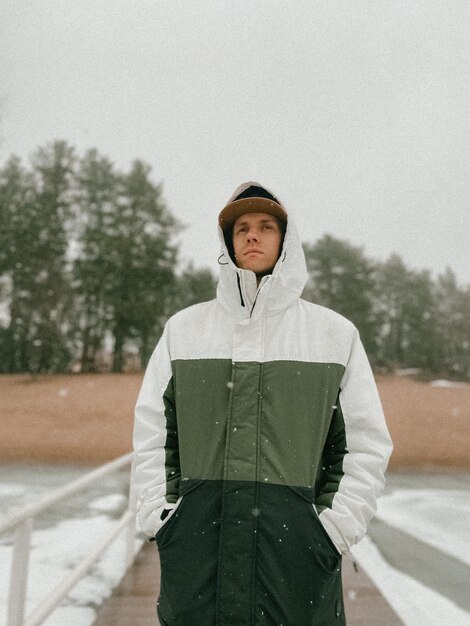 Portret van een jonge man die tegen de lucht staat