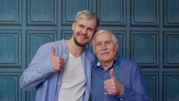 Foto portret van een jonge man die tegen de muur staat