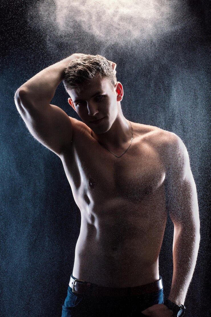 Foto portret van een jonge man die tegen de muur staat