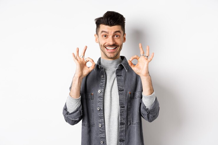 Foto portret van een jonge man die tegen een witte achtergrond staat
