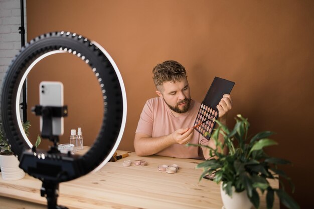 Foto portret van een jonge man die thuis werkt