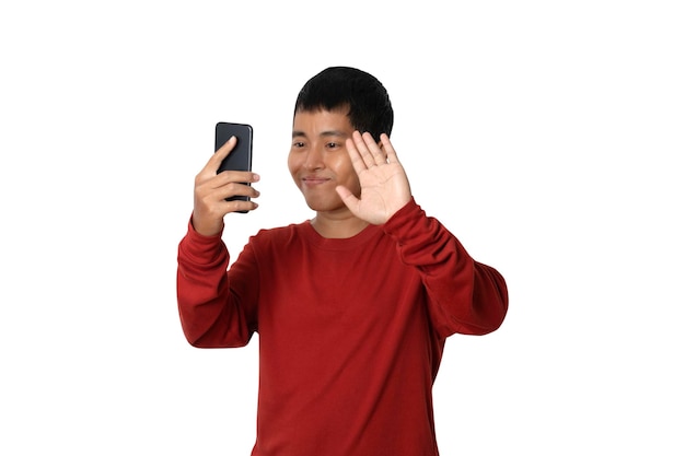 Portret van een jonge man die videogesprek heeft met slimme telefoon in de hand te houden die selfie op de camera aan de voorkant schiet menselijke emotie gezicht expressie concept studio shot geïsoleerd op een witte achtergrond genieten van