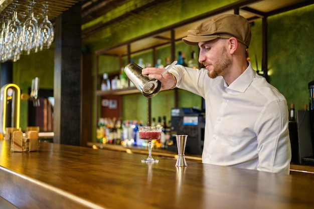 Portret van een jonge man die water drinkt