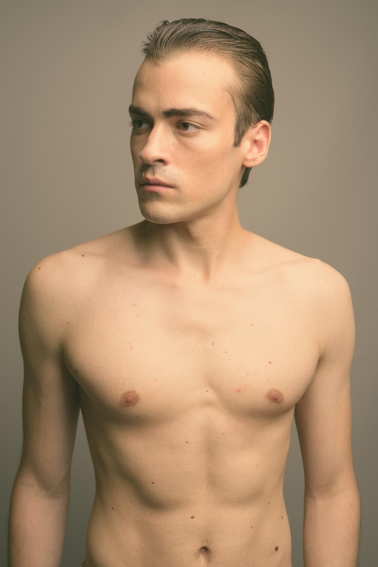 Foto portret van een jonge man die wegkijkt