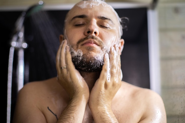 Foto portret van een jonge man in de badkamer